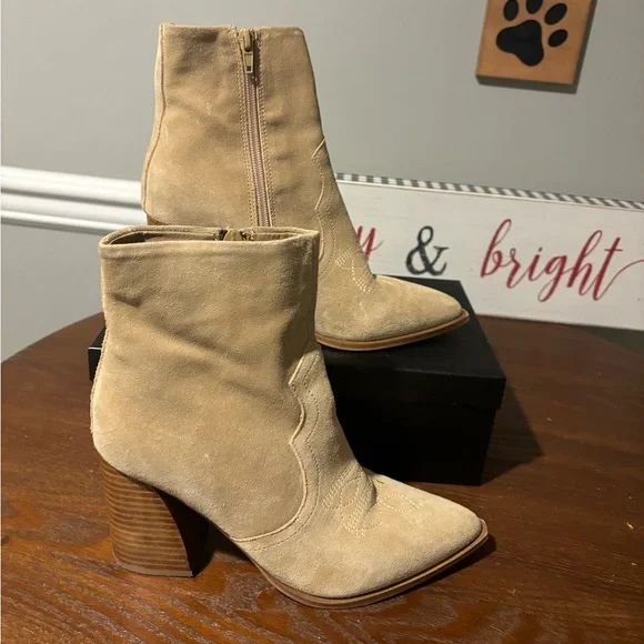 Womenn's Shoe Boots - Light Tan Suede - Size 8 - Picture 2 of 14